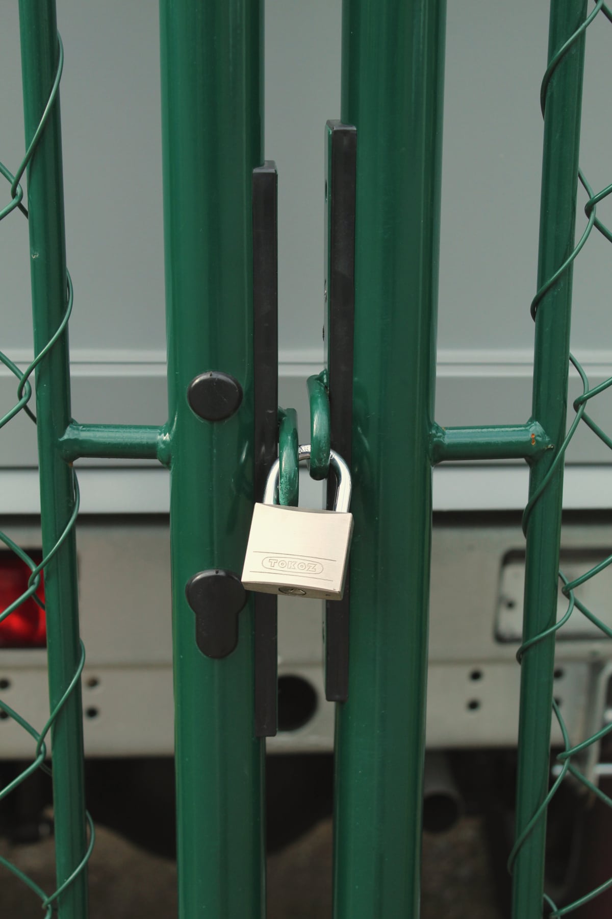 Pletiva Dobrý - Křimice - montáž čtyřhranného pletiva a brány Křimice PVC BND 6